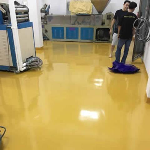 ความแตกต่างระหว่างพื้นอีพ็อกซี่และพื้นโพลียูรีเทน